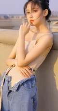 气质清新丸子头女生肩带背心加宽大牛仔裤天台唯美写真