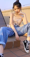 气质清新丸子头女生肩带背心加宽大牛仔裤天台唯美写真