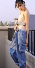 气质清新丸子头女生肩带背心加宽大牛仔裤天台唯美写真