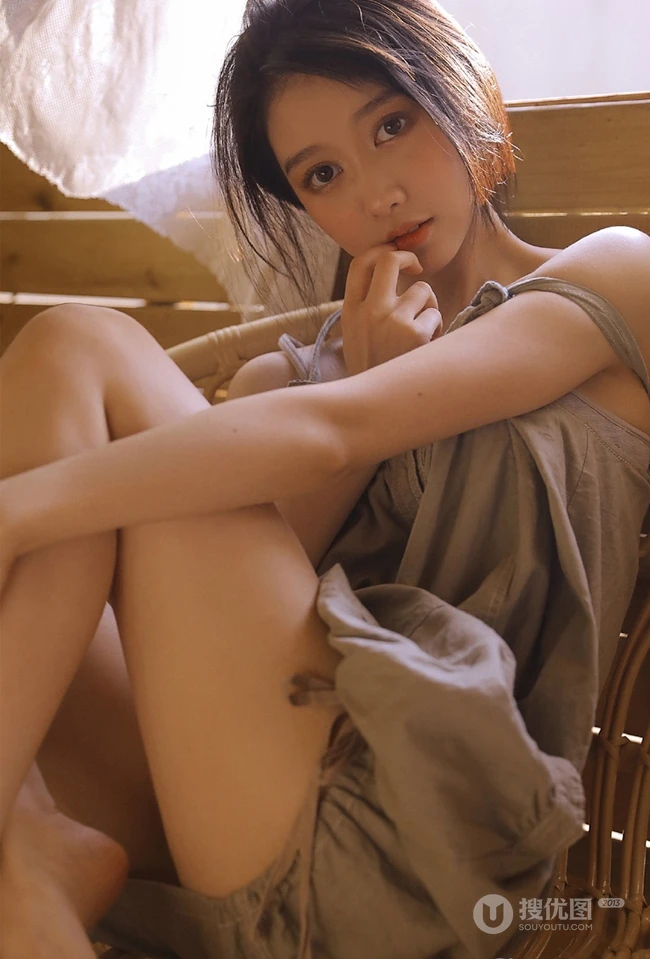 长发大眼线条感小姐姐灰色肩带裙坐藤椅上气质室内写真
