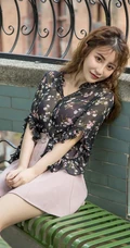 可爱气质卷发女生绯月樱黑衫短裙居家阳台写真美图