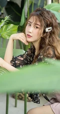 可爱气质卷发女生绯月樱黑衫短裙居家阳台写真美图