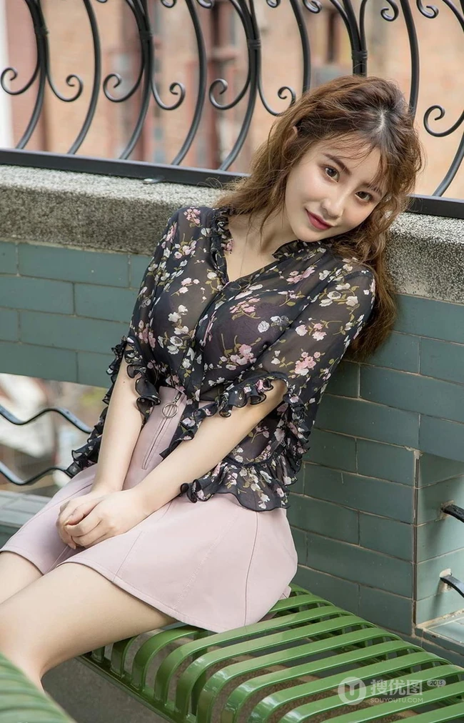 可爱气质卷发女生绯月樱黑衫短裙居家阳台写真美图