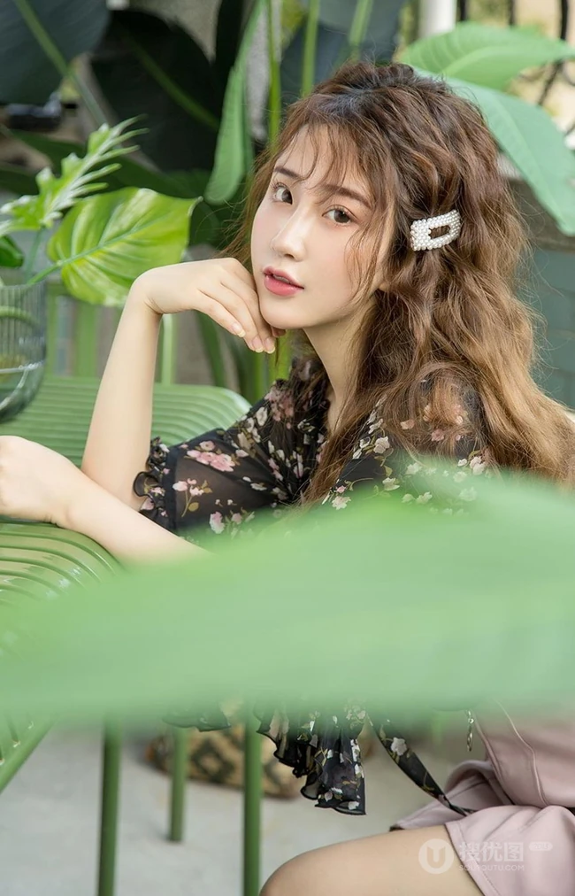 可爱气质卷发女生绯月樱黑衫短裙居家阳台写真美图