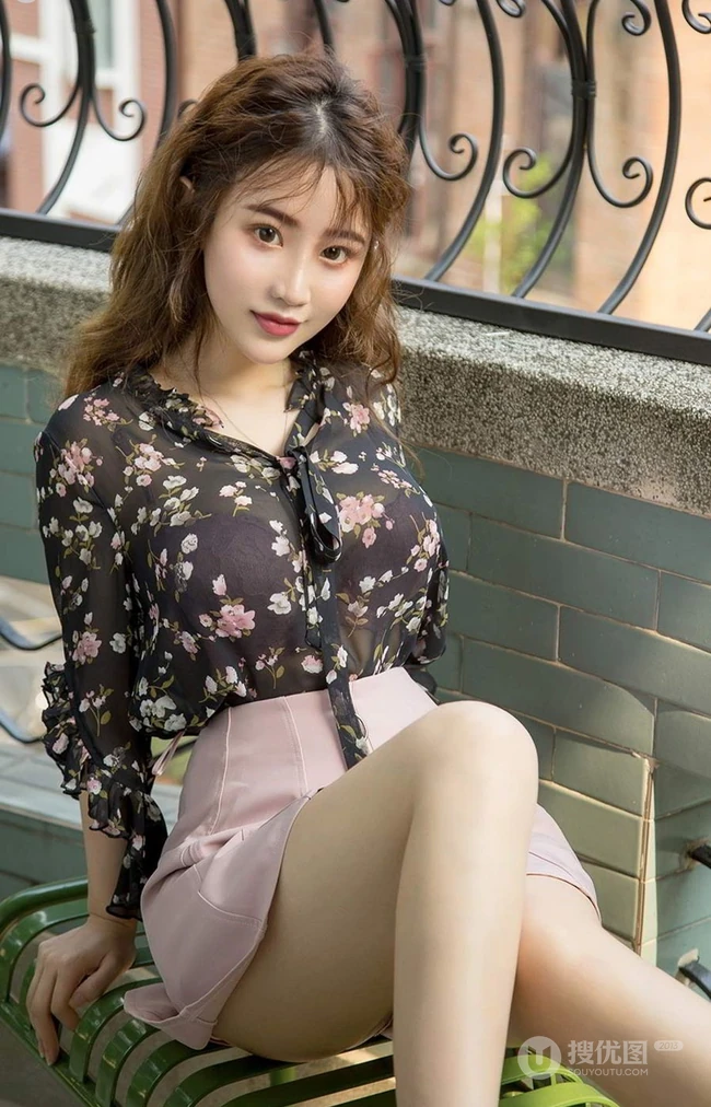 可爱气质卷发女生绯月樱黑衫短裙居家阳台写真美图