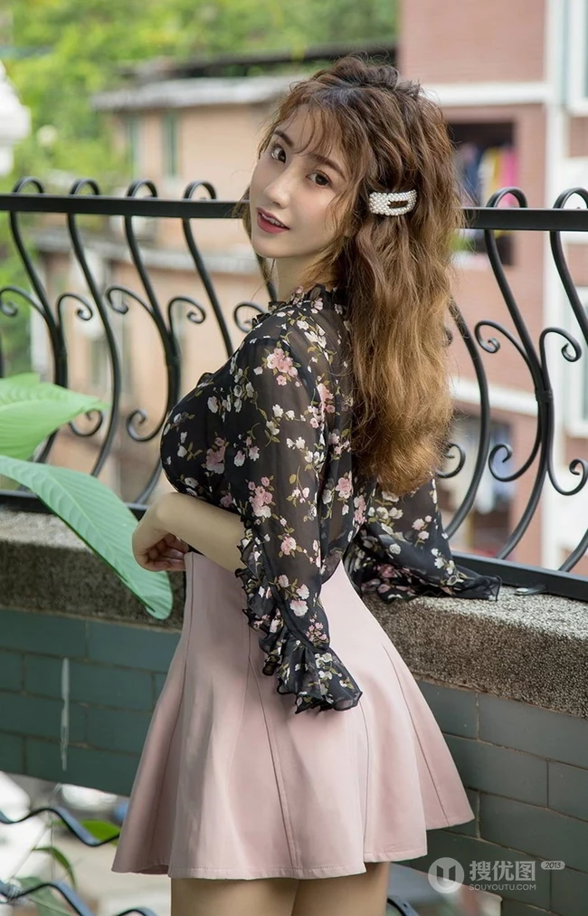可爱气质卷发女生绯月樱黑衫短裙居家阳台写真美图