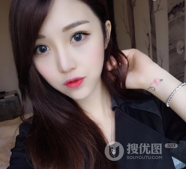 气质时尚女生Crystal李倩倩自拍美图，生活照片图集
