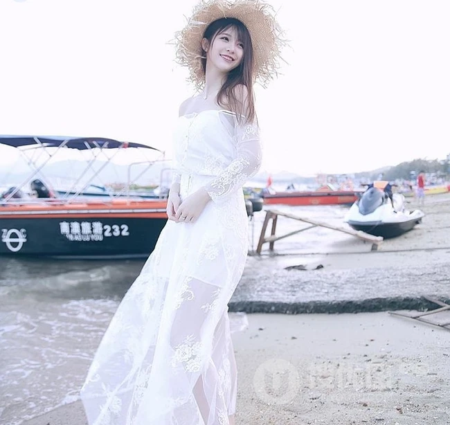气质时尚女生Crystal李倩倩自拍美图，生活照片图集