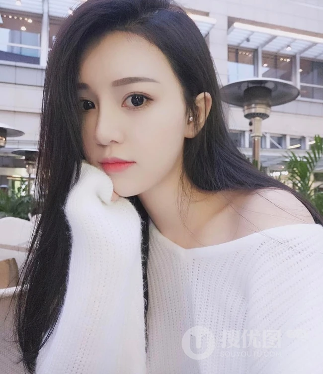 气质时尚女生Crystal李倩倩自拍美图，生活照片图集