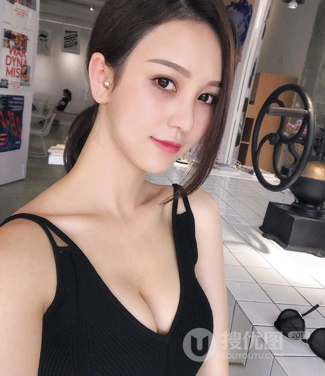 气质时尚女生Crystal李倩倩自拍美图，生活照片图集