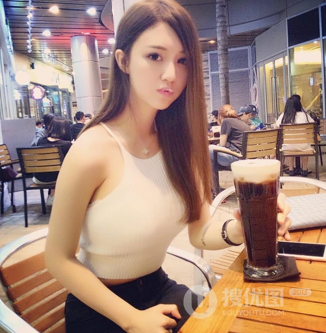 气质时尚女生Crystal李倩倩自拍美图，生活照片图集