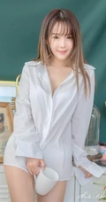 宽大白衬衫和气质女生很配，气质女生小九气质室内写真美图