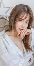 宽大白衬衫和气质女生很配，气质女生小九气质室内写真美图