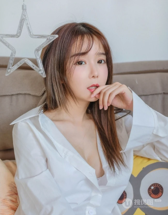 宽大白衬衫和气质女生很配，气质女生小九气质室内写真美图