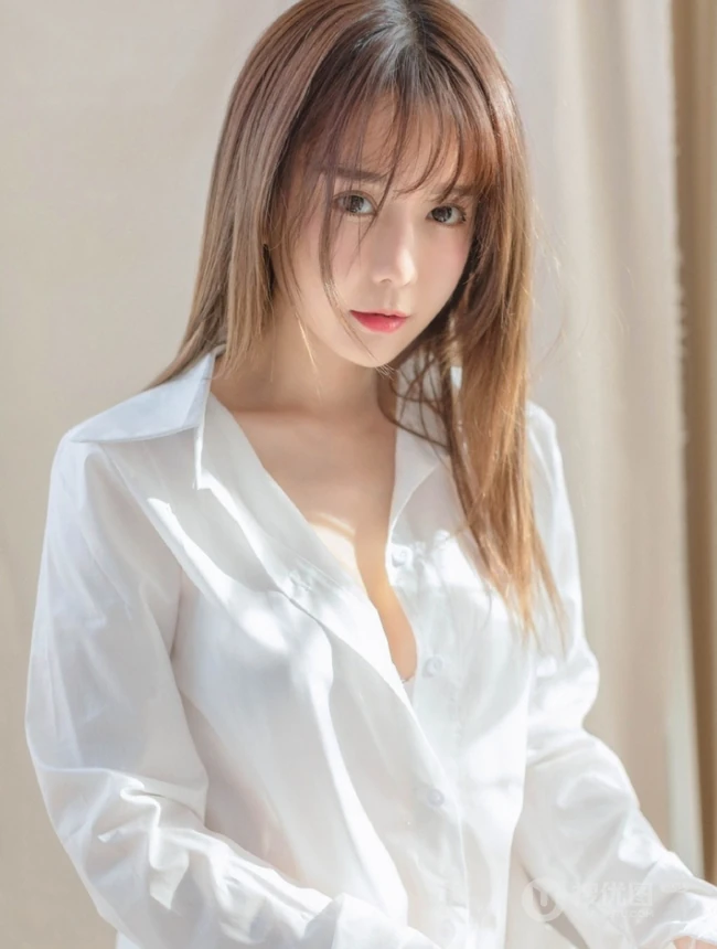 宽大白衬衫和气质女生很配，气质女生小九气质室内写真美图