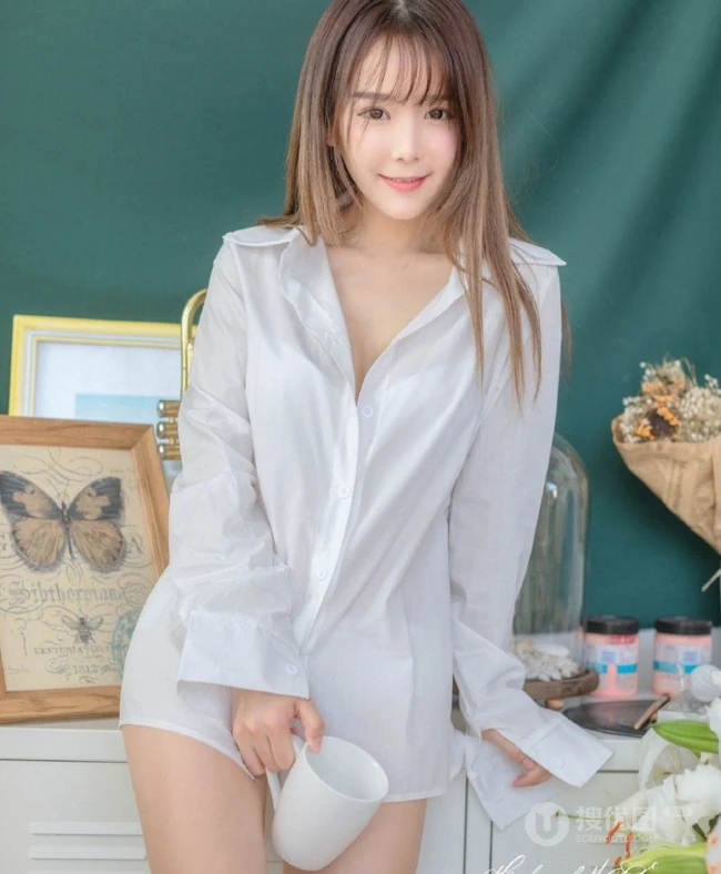 宽大白衬衫和气质女生很配，气质女生小九气质室内写真美图