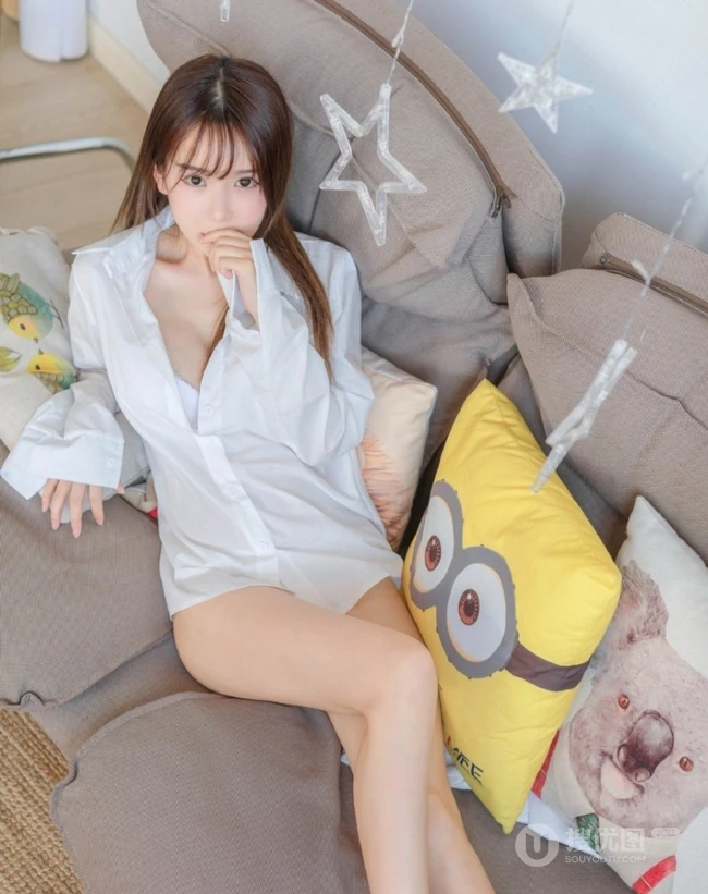 宽大白衬衫和气质女生很配，气质女生小九气质室内写真美图