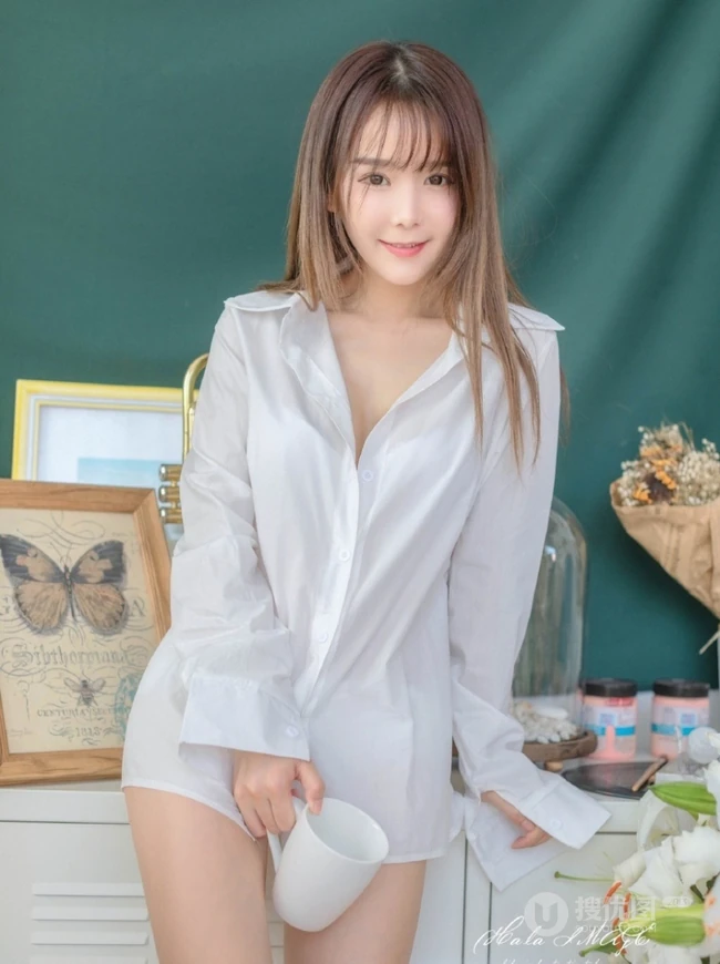 宽大白衬衫和气质女生很配，气质女生小九气质室内写真美图