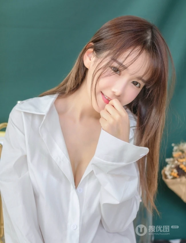 宽大白衬衫和气质女生很配，气质女生小九气质室内写真美图