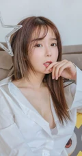 宽大白衬衫和气质女生很配，气质女生小九气质室内写真美图