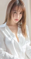 宽大白衬衫和气质女生很配，气质女生小九气质室内写真美图