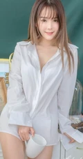 宽大白衬衫和气质女生很配，气质女生小九气质室内写真美图