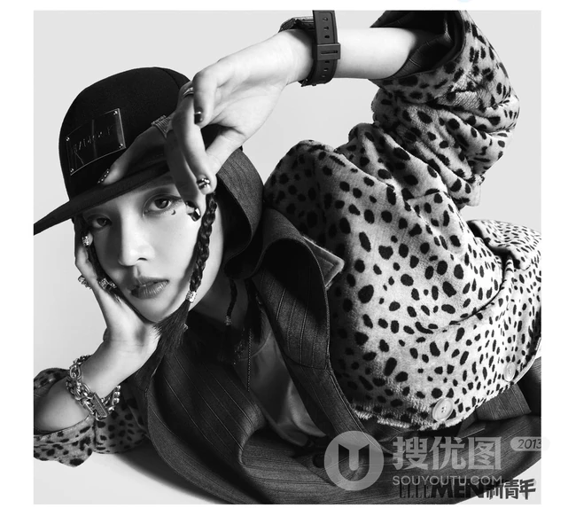 吴宣仪复古庞克风格个性洒脱黑白写真图片