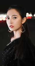 陈钰琪黑色天鹅绒礼服出席活动，露半肩优雅而又气质