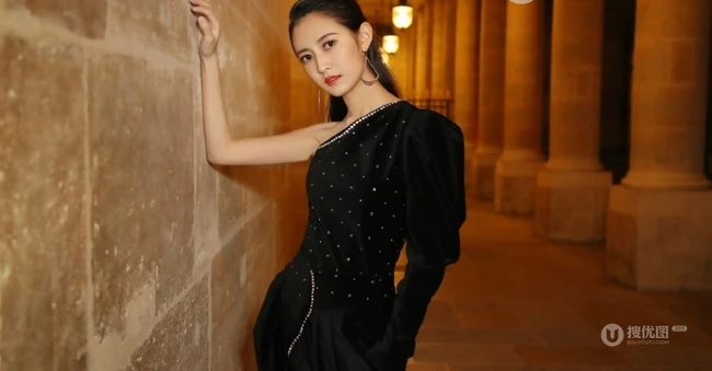 陈钰琪黑色天鹅绒礼服出席活动，露半肩优雅而又气质