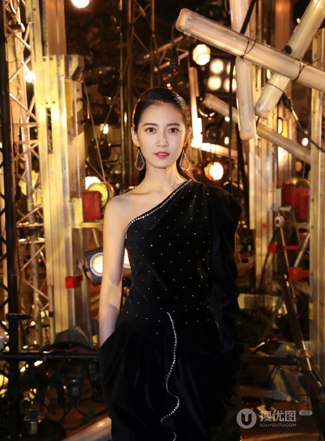 陈钰琪黑色天鹅绒礼服出席活动，露半肩优雅而又气质
