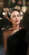 陈钰琪黑色天鹅绒礼服出席活动，露半肩优雅而又气质