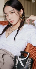 孟美岐高清静距离唯美写真，妆容精致，心型耳环大方好看