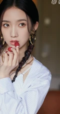 孟美岐高清静距离唯美写真，妆容精致，心型耳环大方好看