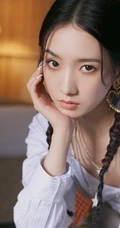 孟美岐高清静距离唯美写真，妆容精致，心型耳环大方好看