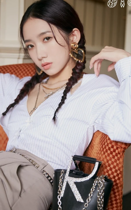 孟美岐高清静距离唯美写真，妆容精致，心型耳环大方好看