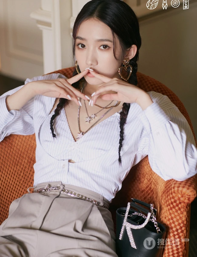 孟美岐高清静距离唯美写真，妆容精致，心型耳环大方好看