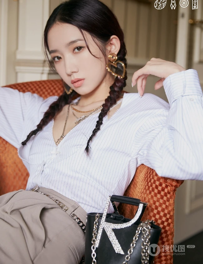 孟美岐高清静距离唯美写真，妆容精致，心型耳环大方好看