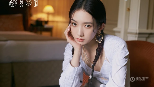 孟美岐高清静距离唯美写真，妆容精致，心型耳环大方好看
