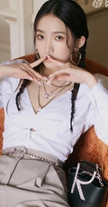 孟美岐高清静距离唯美写真，妆容精致，心型耳环大方好看