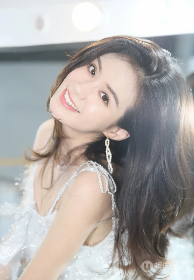 郑合惠子肩带礼裙超短连衣裙气质写真图片