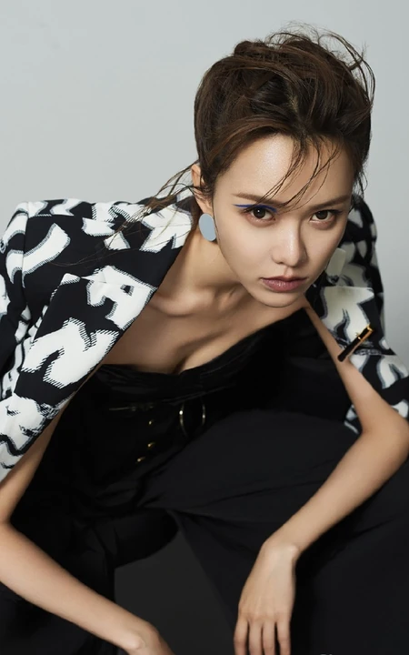 黄一琳挑战多套服饰 不羁个性霸气气质杂志写真图片