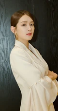 陈昊宇V领白裙恬静优雅写真，马尾辫发型简洁干练