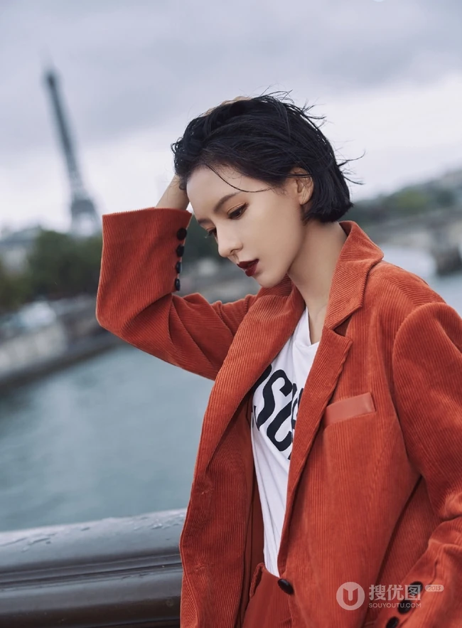 张予曦清爽短发户外灯芯绒西装长裤好看写真图片