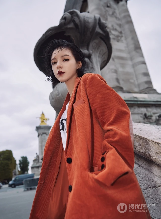 张予曦清爽短发户外灯芯绒西装长裤好看写真图片