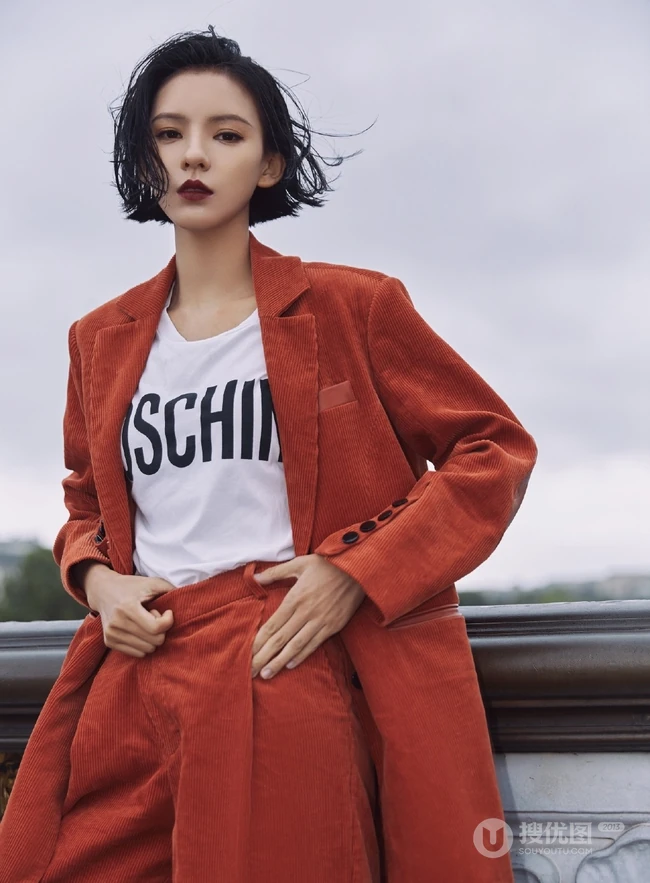 张予曦清爽短发户外灯芯绒西装长裤好看写真图片