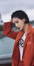 张予曦清爽短发户外灯芯绒西装长裤好看写真图片