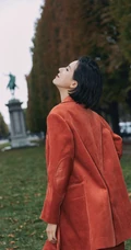 张予曦清爽短发户外灯芯绒西装长裤好看写真图片