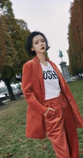张予曦清爽短发户外灯芯绒西装长裤好看写真图片