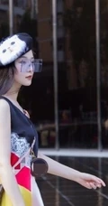 范冰冰明艳动人连衣裙街拍写真图片