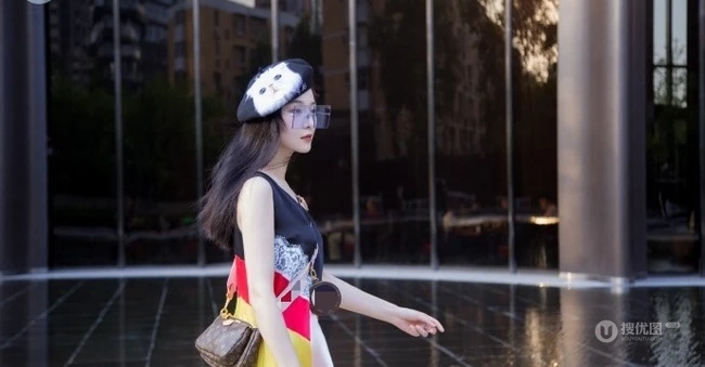 范冰冰明艳动人连衣裙街拍写真图片